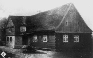Das alte, 1910 abgebrannte, Bohlenhaus. Gartenseite von Südost.